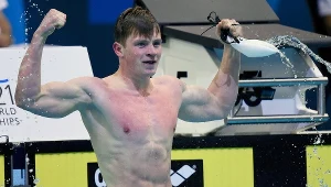 Adam Peaty cieszy się z rekordu świata