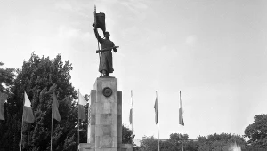 Na miesjcu Pomnika Braterstwa Broni Narodów Słowiańskich stanął Pomnik Wdzięczności Armii Czerwonej (na zdjęciu), który rozebrano w 1990 r.