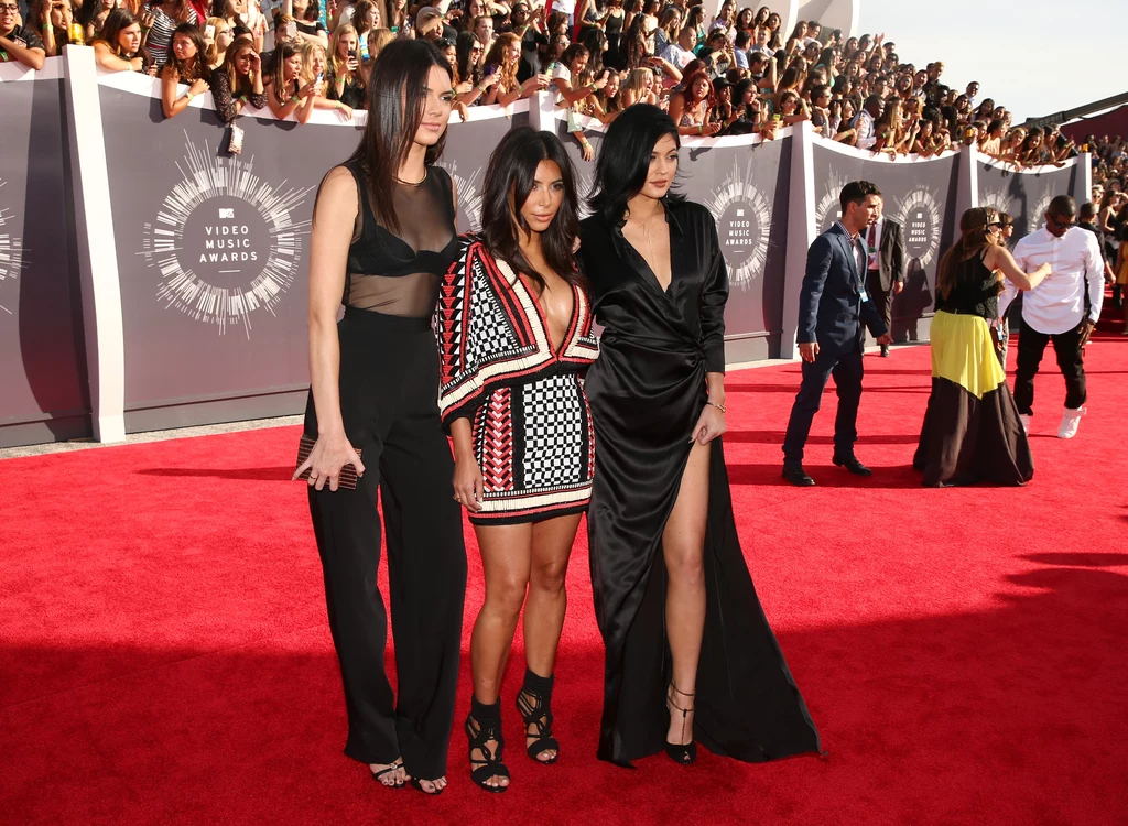 Kim Kardashian z siostrami Kim Kardashian z siostrami