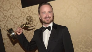 Aaron Paul ze swoją statuetką Emmy za rolę w serialu "Breaking Bad"