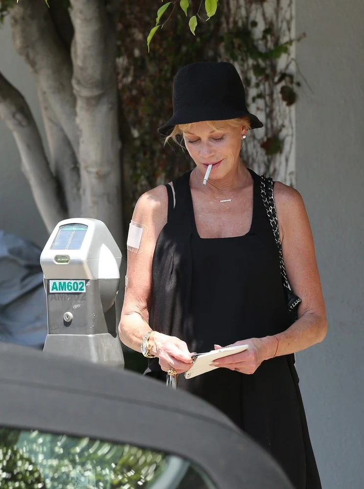 Melanie Griffith pali jak smok!