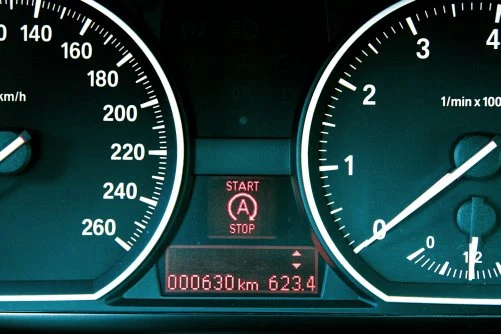 Jak zapala samochód z systemem start&stop? Jak zapala samochód z systemem start&stop?