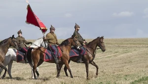 Okolice Komarowa - miejsce bitwy polsko-bolszewickiej. N/z inscenizacja z bitwy, konnica bolszewicka