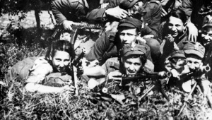 Danuta Siedzikówna „Inka” (pierwsza z lewej) i 4 Szwadron 5 Brygady AK mjr "Łupaszki"