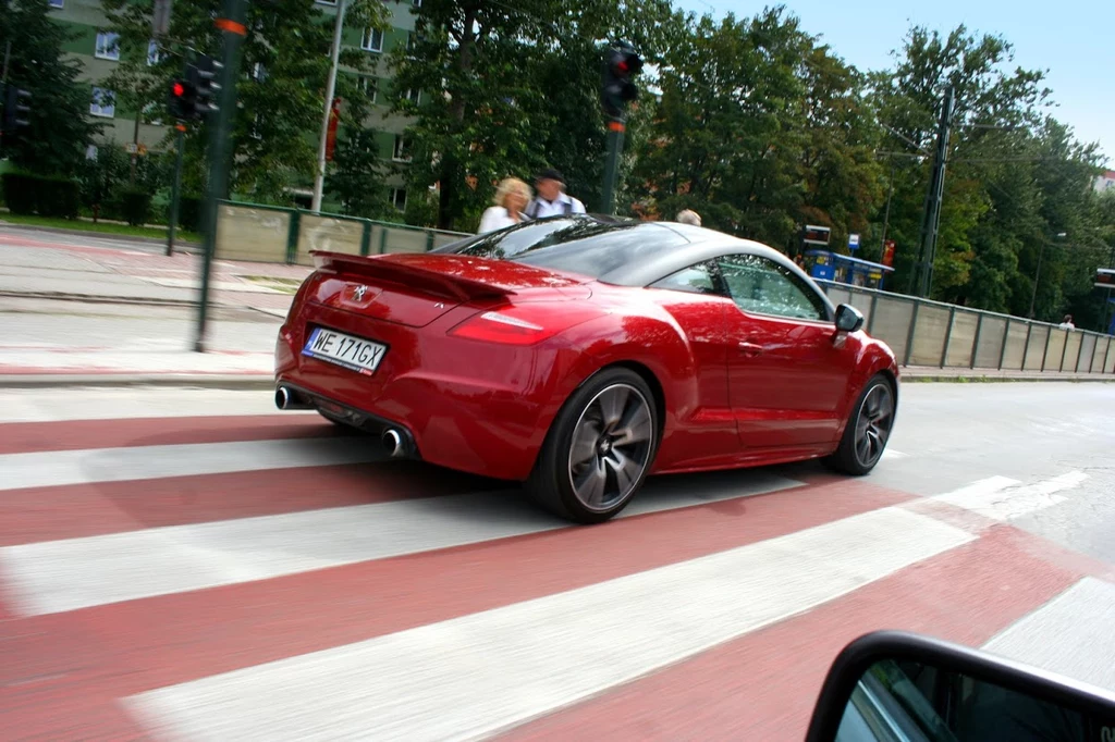 Pędzący ulicami RCZ R robi piorunujące wrażenie. Na wszystkich! /fot. Michał Budziński