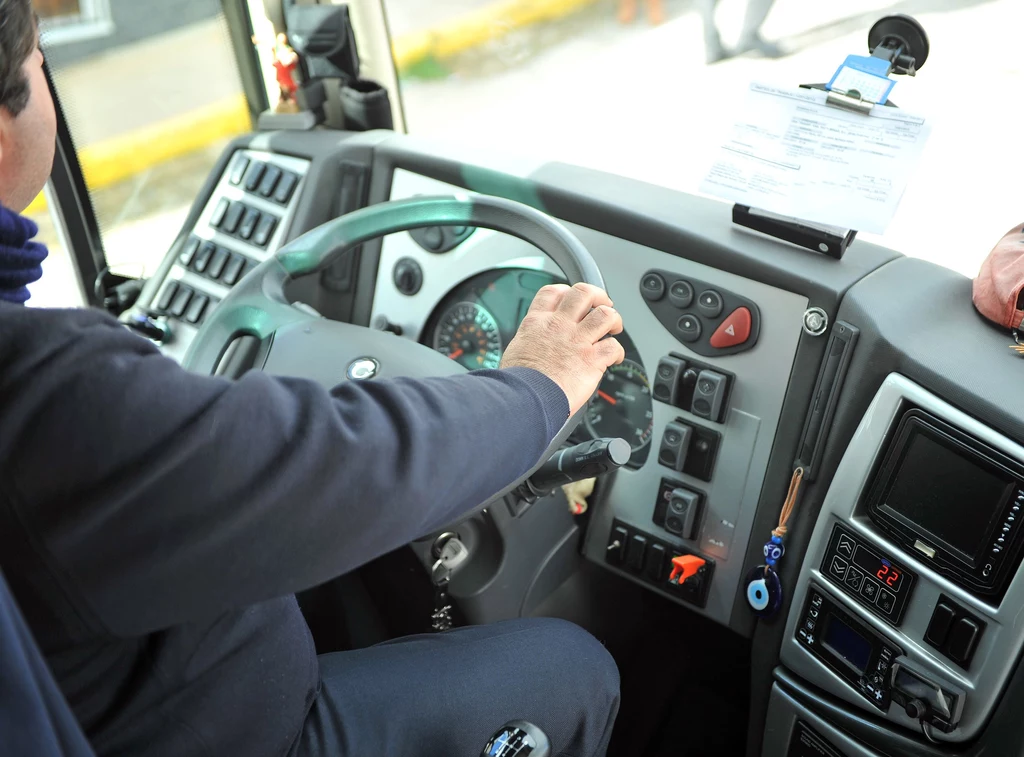Wśród kierowców samochodów ciężarowych i autobusów najniżej opłacani byli pracownicy najmłodsi i najstarsi
