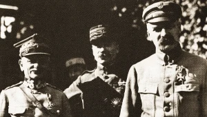 Józef Piłsudski podczas przeglądu dywizji Grupy Udezreniowej w Dęblinie - 13 sierpnia 1920 r. Od lewej gen. Leonard Skierski, w środku gen. Paul Henrys. Reprodukcja: