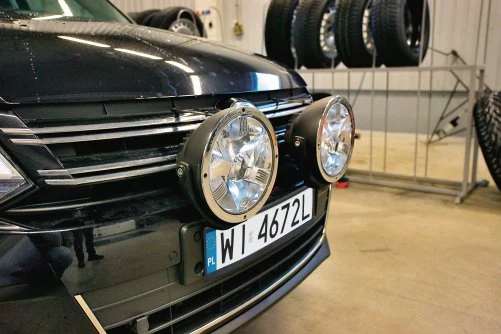 Sprawność świateł drogowych można poprawić jedynie montując dalekosiężne „halogeny”.