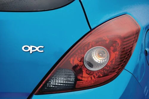 Wolno stosować tylko oryginalnie przyciemniane lampy tylne.