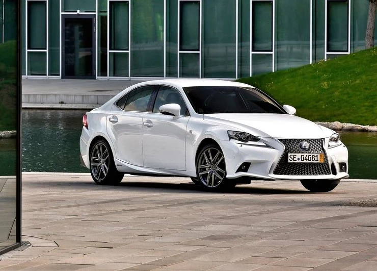 Hybrydowy Lexus IS okazał się najoszczędniejszym samochodem