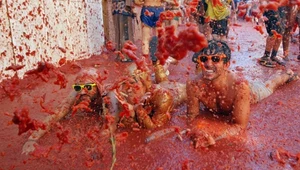 La Tomatina: Ulice znów spłynęły pomidorową krwią...