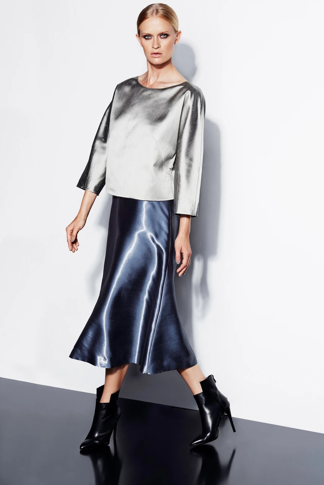 Simple proponuje też wysokie kozaki za kolano, seksowne i eleganckie szpilki oraz botki na wysokim obcasie. Simple proponuje też wysokie kozaki za kolano, seksowne i eleganckie szpilki oraz botki na wysokim obcasie.