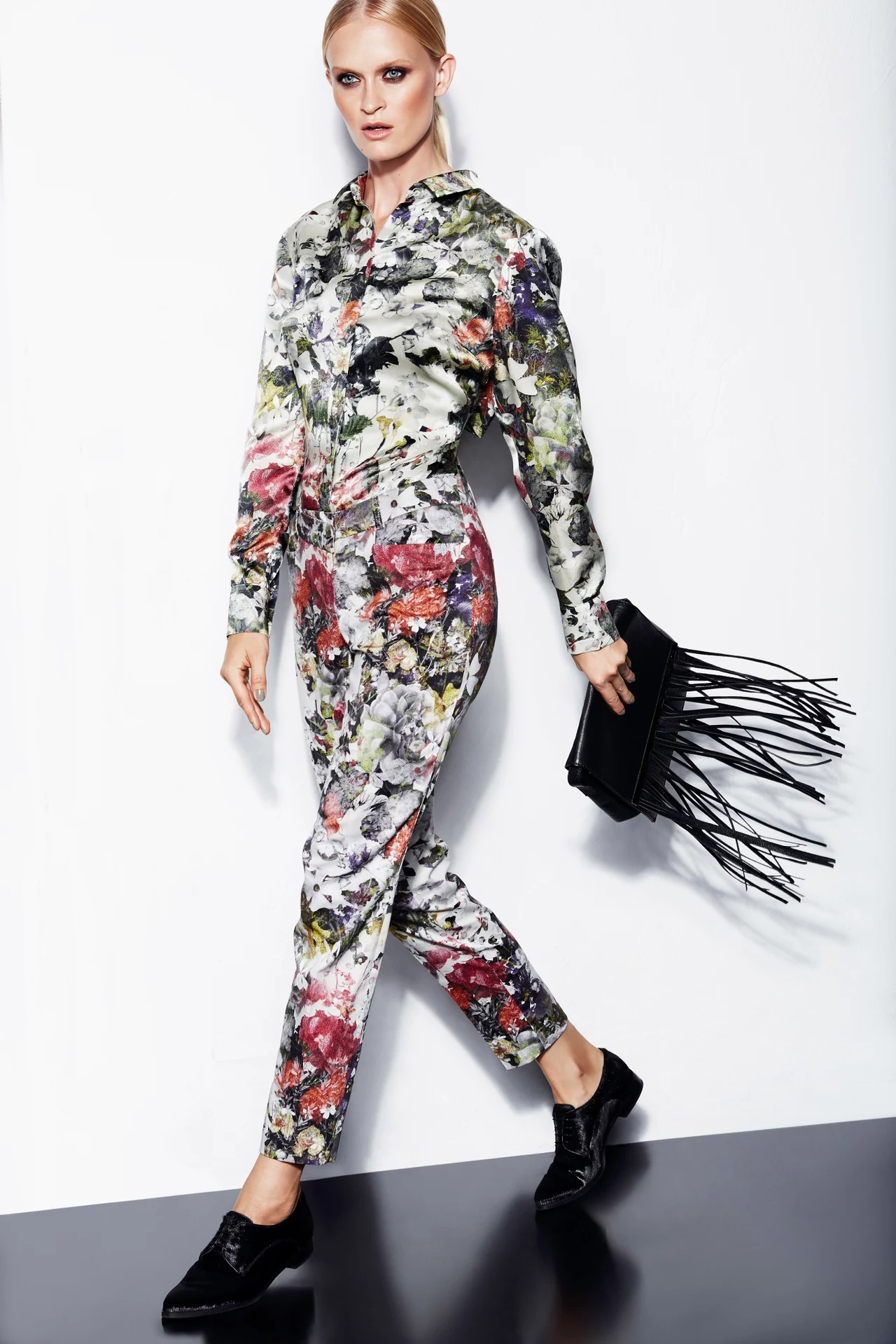 Elegancka stylistyka wzbogacona jest o rockowe elementy. Elegancka stylistyka wzbogacona jest o rockowe elementy.