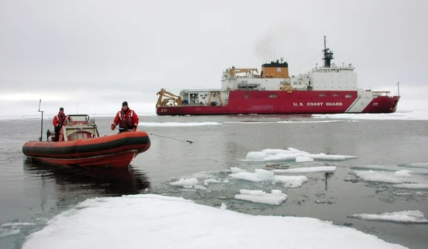 Lodołamacz USCG „Healy” bierze udział w sprawdzeniu arktycznego systemu łączności MUOS. Fot. US Navy