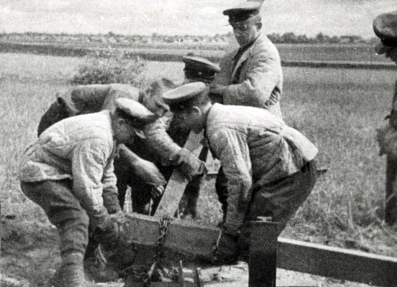 Wrzesień 1939. Żołnierze Armii Czerwonej niszczący polskie znaki graniczne