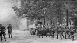 Niemieccy żołnierze SS z jednostki SS-Heimwehr "Danzig" z samochodem pancernym Steyr ADGZ podczas ataku na budynek Poczty Polskiej w Gdańsku, 01.09.1939
