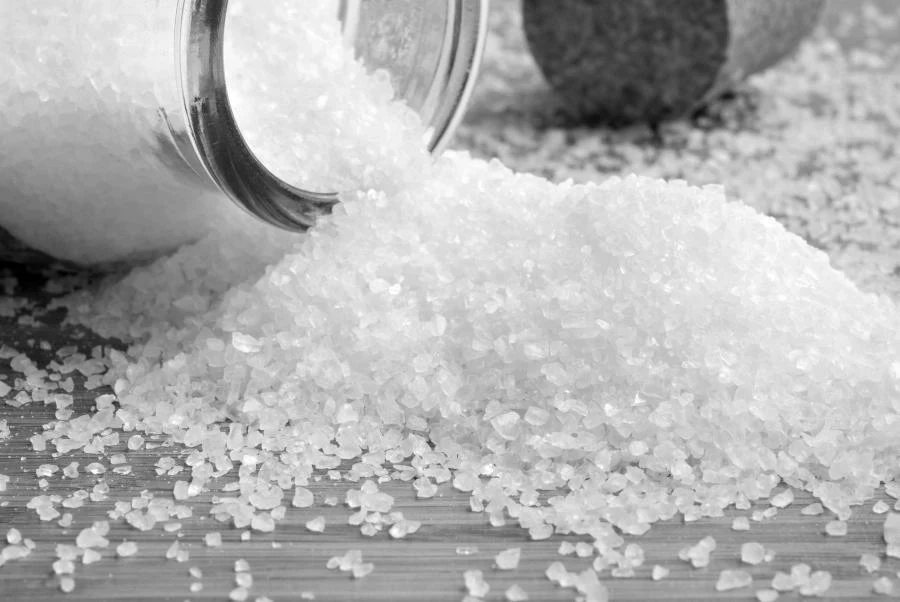 Sól może okazać się skutecznym domowym środkiem na mech. Trzeba jednak uważać na możliwe odbarwienia 