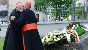 Kwiaty na grobie ks. Popiełuszki