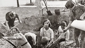 Dzieci kopiące okopy na ulicach Warszawy we wrześniu 1939 roku