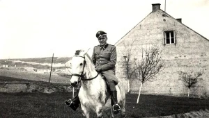 Amon Göth na przejażdżce konnej w okolicach Płaszowa, 1943