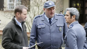 Artur Żmijewski w podwójnej roli - aktora i reżysera - udziela wskazówek Michałowi Pieli i Piotrowi Polkowi.  