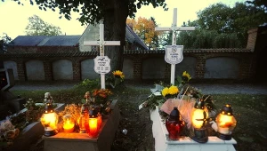 Groby dzieci zakatowanych na śmierc w rodzinie zastępczej w Pucku