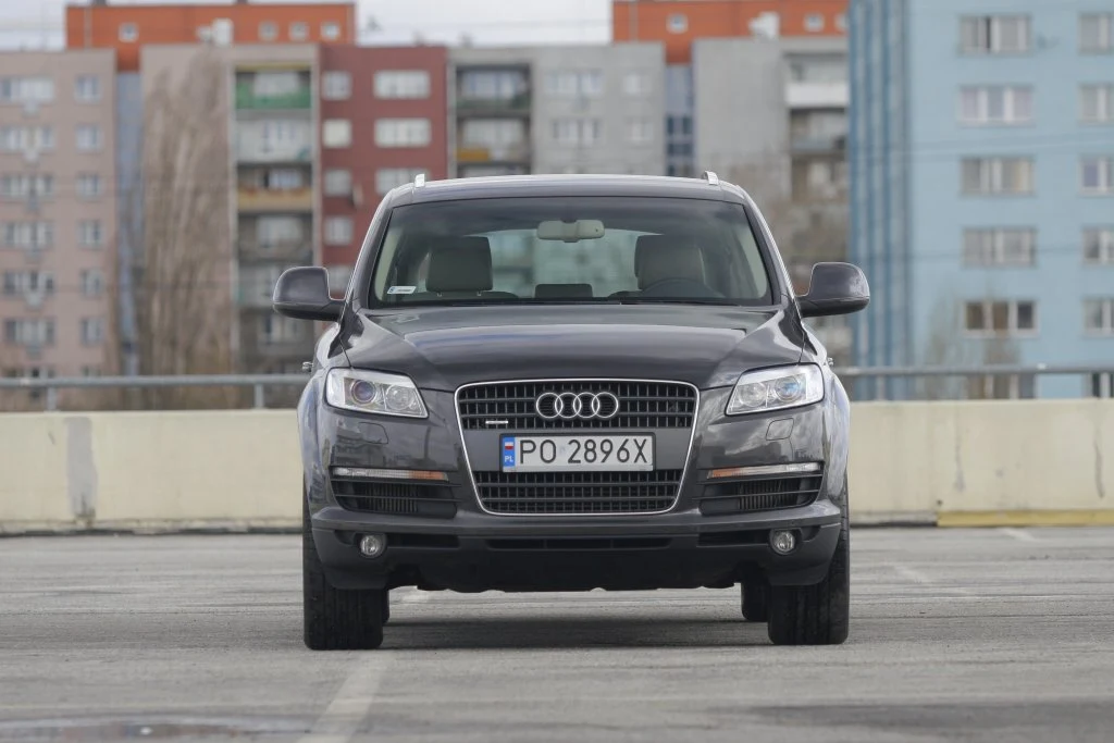 Zmiany w nadwoziu Audi Q7 nie są radykalne, na pierwszy rzut oka dostrzegą je zapewne tylko fani niemieckiej marki. Na zdjęciu model przed liftingiem.