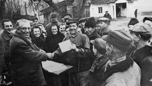 Parcelacja ziemi należącej do hrabiego Potockiego. Akty nadania wręcza pelnomocnik PKWN S. Koturski; grudzień 1944