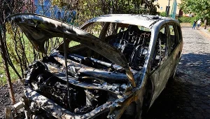 Jeden ze spalonych samochodów.