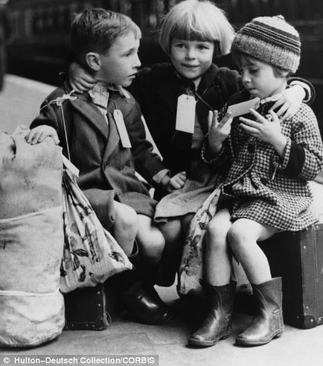 Dzieci czekajace na stacji kolejowej