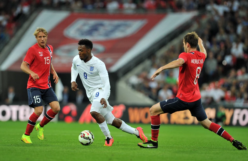 Daniel Sturridge (przy piłce) podczas środowego meczu towarzyskiego Anglii z Norwegią