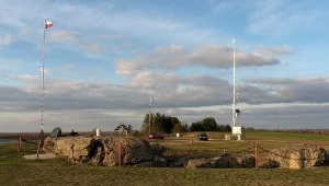 Góra Strękowa - miejsce pamięci bohaterskiej obrony odcinka Wizna przez polskich żołnierzy dowodzonych przez kapitana Raginisa