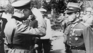 Kapitulacja Westerplatte. Po prawej mjr Henryk Sucharski, któremu salutuje niemiecki oficer