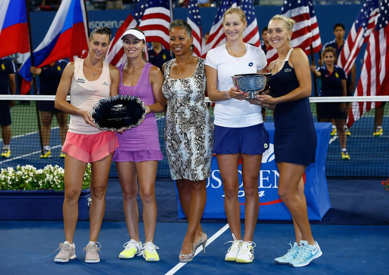 Jekaterina Makarowa (druga z prawej), Jelena Wiesnina (z prawej) oraz Martina Hingis (druga z lewej) i Flavia Pennetta (z lewej). W środku Katrina M. Adams, wiceprezydent amerykańskiej federacji tenisa Jekaterina Makarowa (druga z prawej), Jelena Wiesnina (z prawej) oraz Martina Hingis (druga z lewej) i Flavia Pennetta (z lewej). W środku Katrina M. Adams, wiceprezydent amerykańskiej federacji tenisa