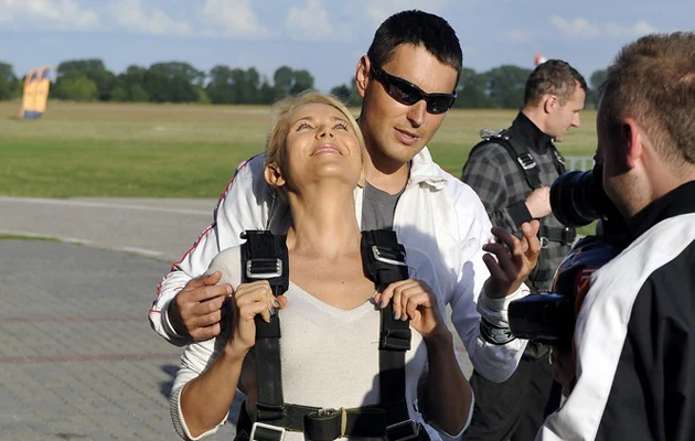 Anna Samusionek podczas skoku ze spadochronem Anna Samusionek podczas skoku ze spadochronem