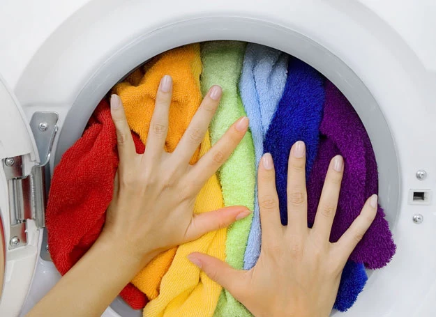 Sekret udanego prania tkwi nie tylko w podziale na biel oraz... resztę