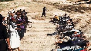 Na zdjęciu rozstrzelanie irackich policjantów przez bojowników IS, czerwiec 2014