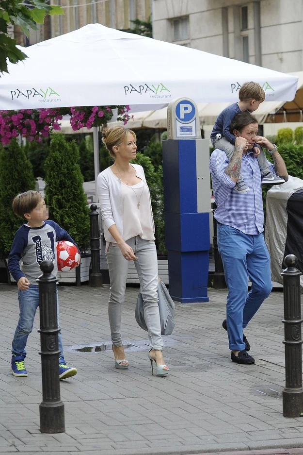 Małgorzata i Radek na spacerze z dziećmi Małgorzata i Radek na spacerze z dziećmi