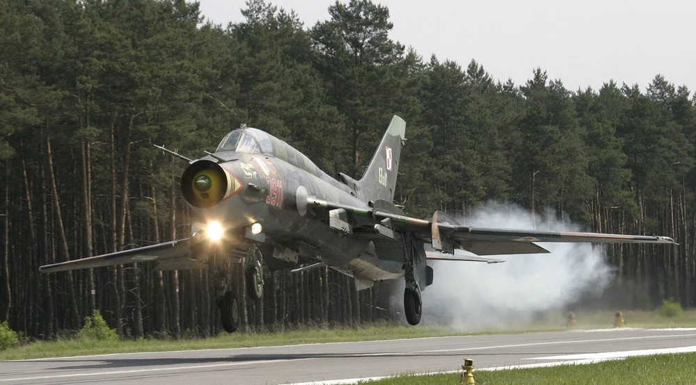 Samolot Su-22, wciąż wykorzystywany w polskim lotnictwie, na DOL Kliniska w 2003 roku