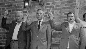 Andrzej Wielowieyski, Tadeusz Mazowiecki i Lech Walesa. Zdjęcie z 1989 roku.