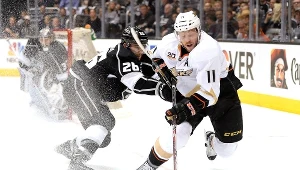 Saku Koivu (w białej koszulce)