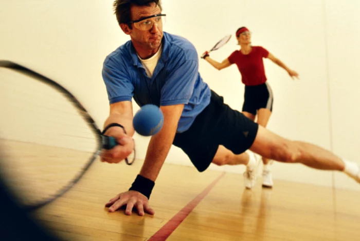 Racketball jest spokojniejszy od squasha, ale to wciąż świetny i wymagający trening dla całego ciała