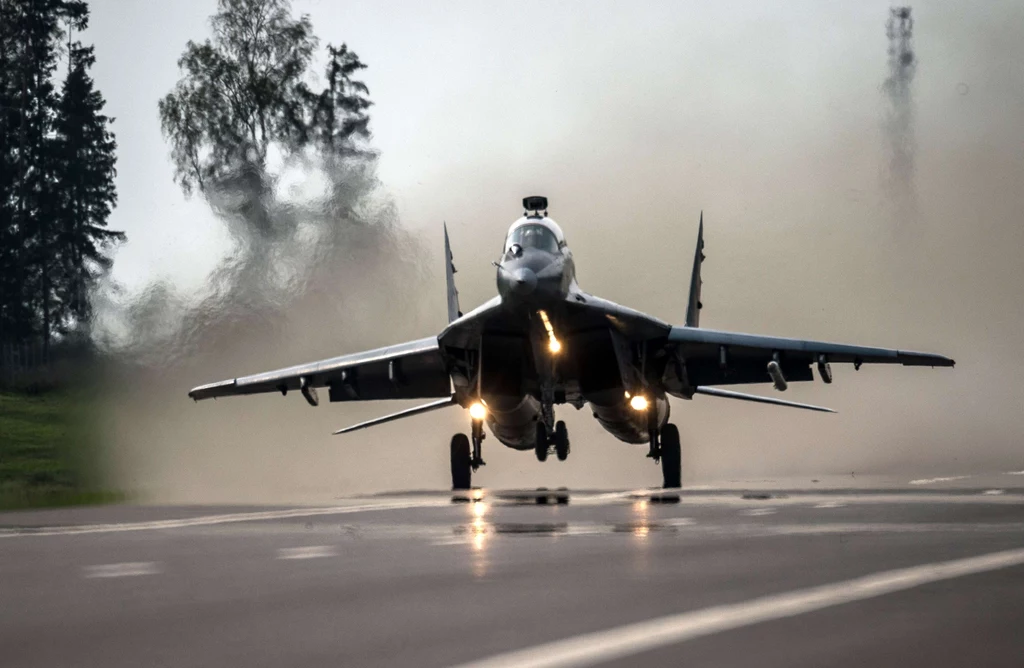Mig-29 na białoruskiej drodze