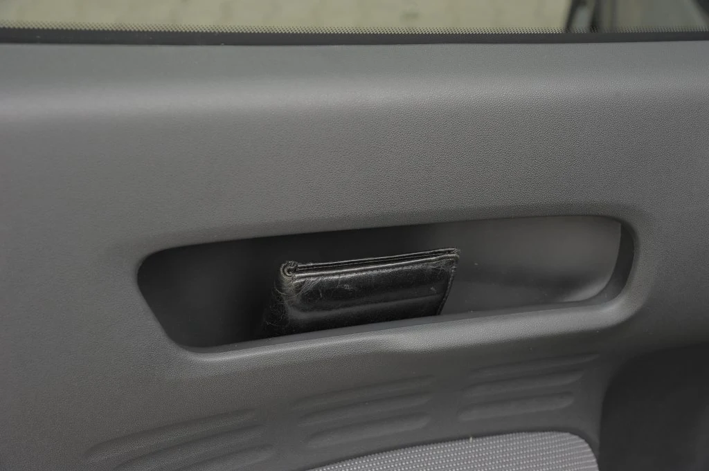 Uchwyty do zamykania tylnych drzwi są przy okazji sporymi schowkami. Uchwyty do zamykania tylnych drzwi są przy okazji sporymi schowkami.