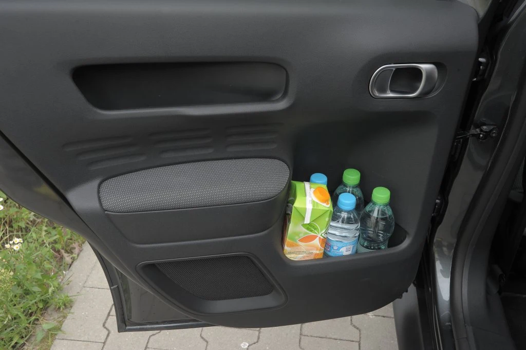 Kolejne, naprawdę pojemne umieszczono niżej. Mieszczą największe butelki. Kolejne, naprawdę pojemne umieszczono niżej. Mieszczą największe butelki.