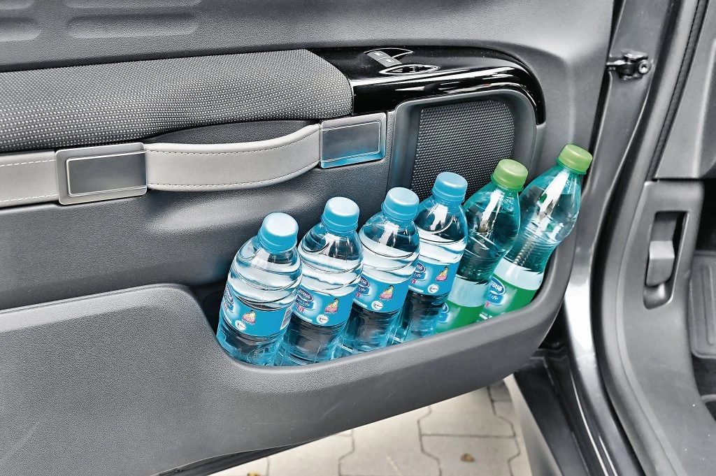 Kieszenie w przednich drzwiach mieszczą po 6 półlitrowych butelek (albo jedną dwulitrową). Nad nimi – uchwyty przypominające te ze starych walizek. Kieszenie w przednich drzwiach mieszczą po 6 półlitrowych butelek (albo jedną dwulitrową). Nad nimi – uchwyty przypominające te ze starych walizek.