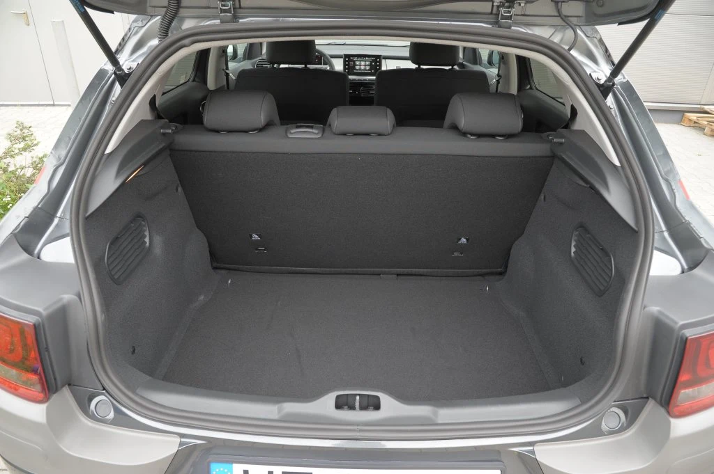 Krawędź załadunkowa jest aż 79 cm nad ziemią i 30 cm od podłogi bagażnika. Krawędź załadunkowa jest aż 79 cm nad ziemią i 30 cm od podłogi bagażnika.