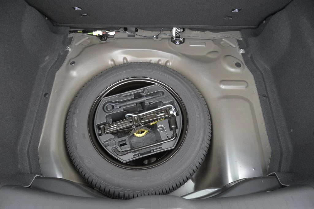 Dopłacając 400 zł, można zamówić „dojazdówkę” albo koło zapasowe z oponą 185/55 R15. Dopłacając 400 zł, można zamówić „dojazdówkę” albo koło zapasowe z oponą 185/55 R15.