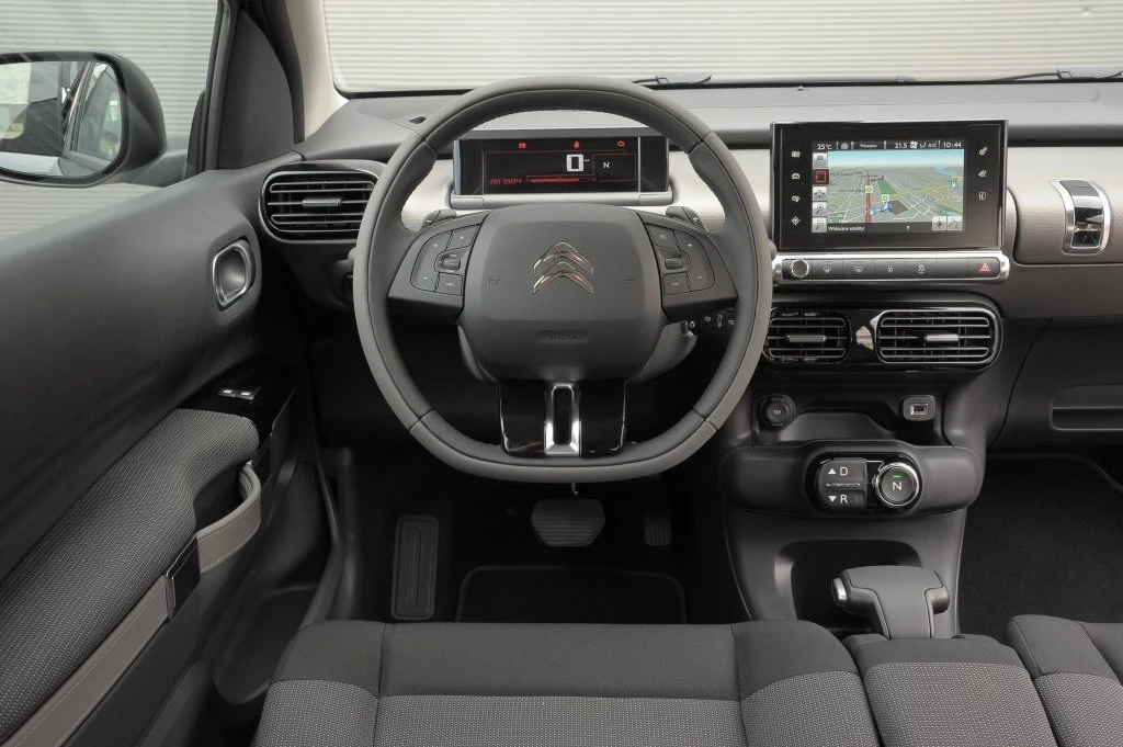 Awangardowy kokpit Cactusa robi wrażenie. Kierownica obszyta dwukolorową skórą jest seryjna w większości wersji wyposażeniowych. 7-calowy ekran dotykowy – w każdej. Awangardowy kokpit Cactusa robi wrażenie. Kierownica obszyta dwukolorową skórą jest seryjna w większości wersji wyposażeniowych. 7-calowy ekran dotykowy – w każdej.