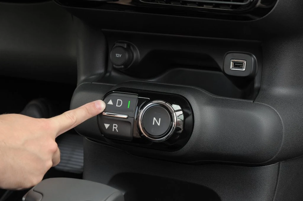 Przyciski do obsługi „automatu”. Co ciekawe, auto można zaparkować na biegu – i nie odjedzie. Przyciski do obsługi „automatu”. Co ciekawe, auto można zaparkować na biegu – i nie odjedzie.